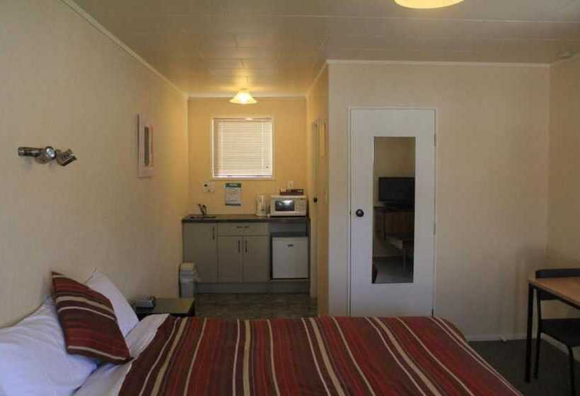 Студия Стандарт, Coronation Court Motel