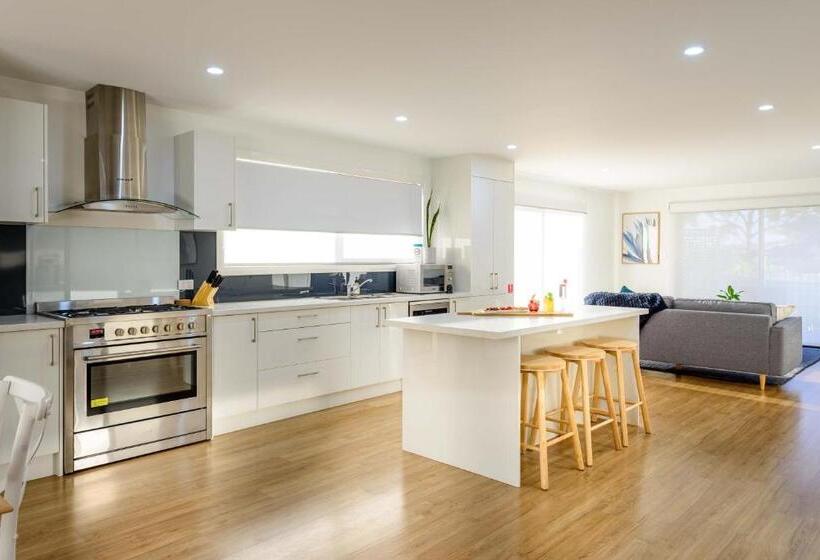 Casa 4 Quartos, Georges Bay Apartments