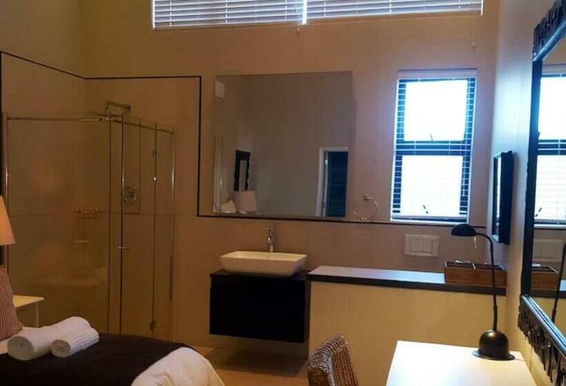 سوییت خانوادگی, Ana S Place Apartments