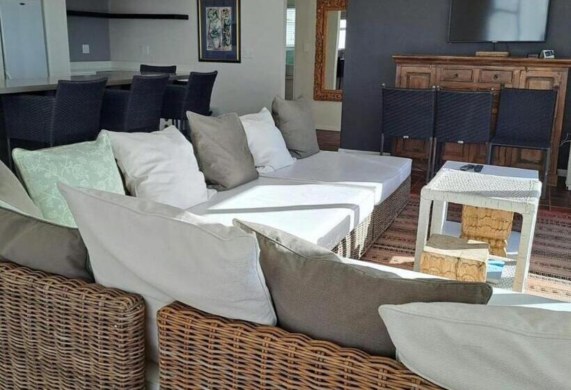 سوییت خانوادگی, Ana S Place Apartments