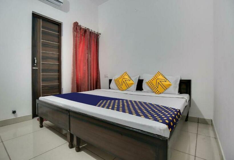 اتاق کلاسیک سه تخته, Spot On Ekam Guest House