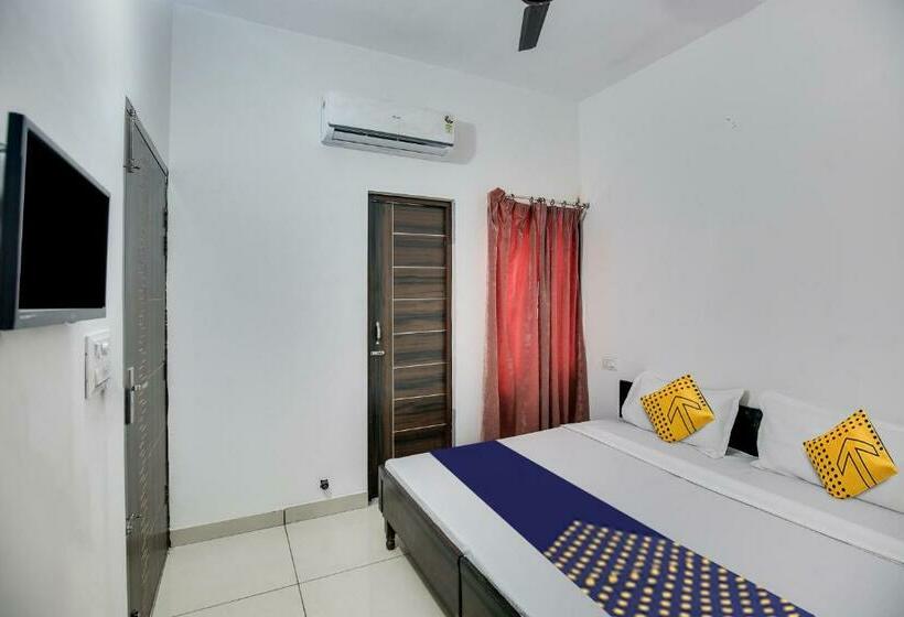 اتاق کلاسیک سه تخته, Spot On Ekam Guest House
