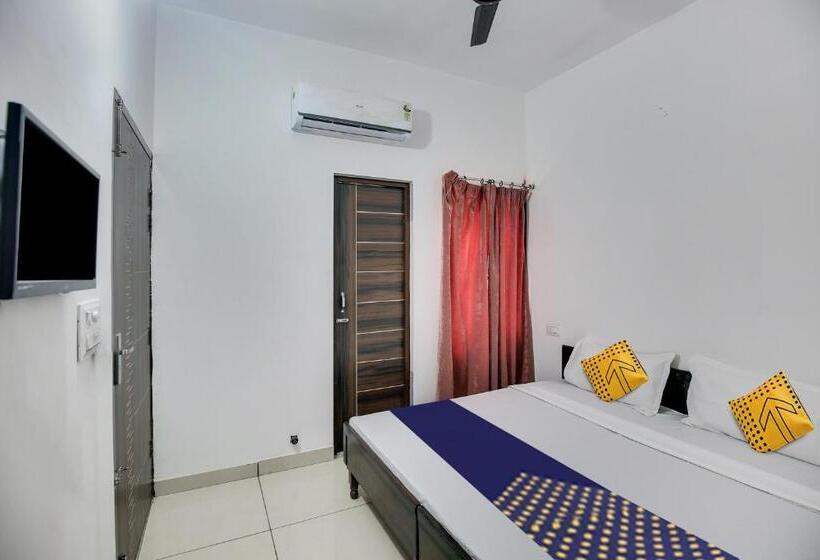 اتاق کلاسیک سه تخته, Spot On Ekam Guest House