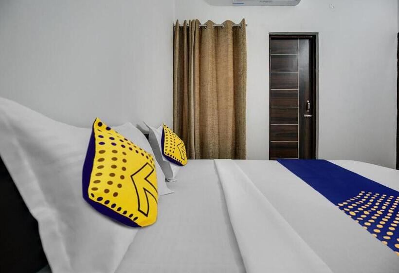 اتاق کلاسیک سه تخته, Spot On Ekam Guest House