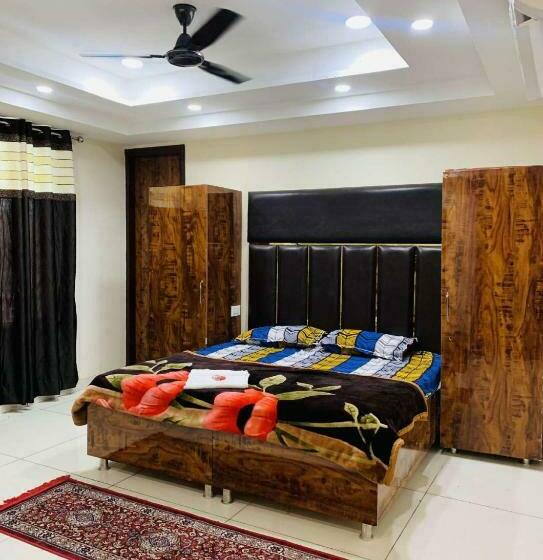 اتاق لوکس با تخت بزرگ, The Rajmani Motel    Luxury Studios    Lpu Law Gate