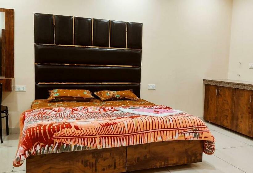 اتاق لوکس با تخت بزرگ, The Rajmani Motel    Luxury Studios    Lpu Law Gate