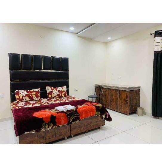 اتاق لوکس با تخت بزرگ, The Rajmani Motel    Luxury Studios    Lpu Law Gate