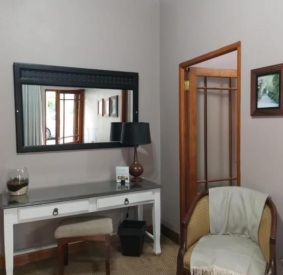 شقة إدارية غرفة واحدة, 2 Leafed Doors