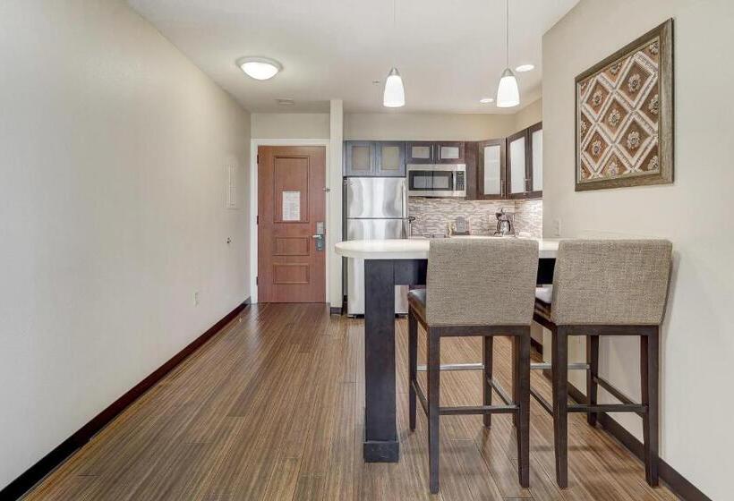 キングサイズベッドのスイートルーム, Staybridge Suites Baltimore   Inner Harbor, An Ihg