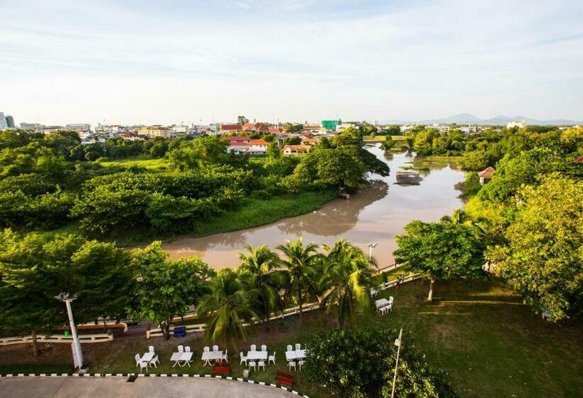 اتاق استاندارد با چشم‌انداز رودخانه, Madina Rayong