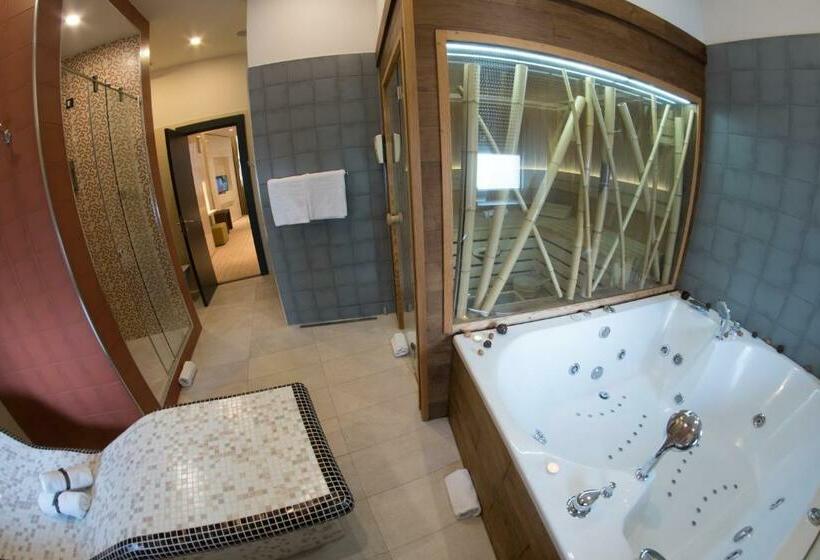 سوئیت با وان آب گرم, Atera Business Suites