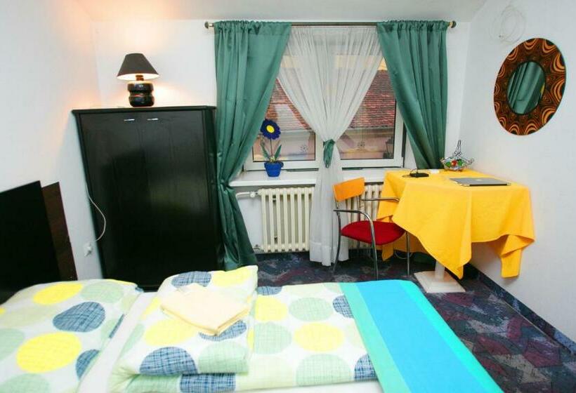 اتاق استاندارد با سرویس بهداشتی مشترک, Hostel 021