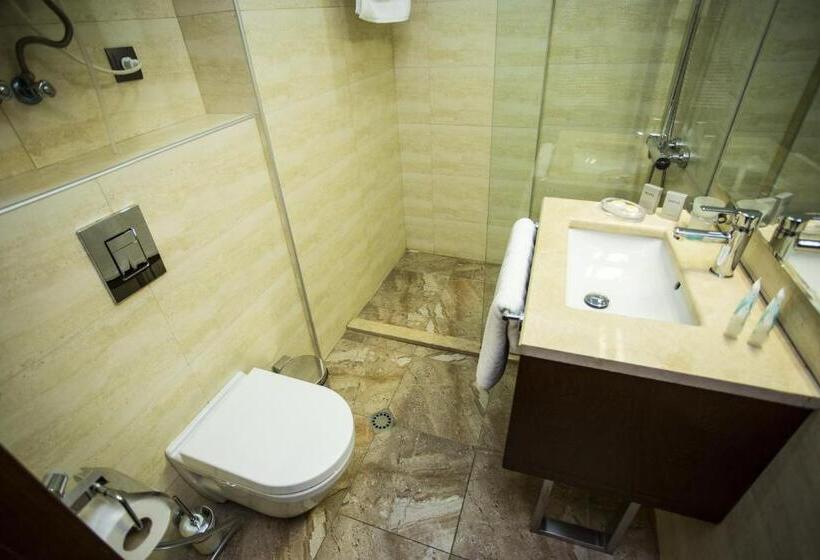 سوییت با چشم‌انداز دریا, Corner Inn