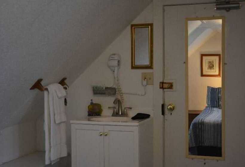 이코노미 스튜디오, Black Walnut Point Inn