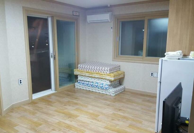 Семейный Номер, The 1st Andong Hostel
