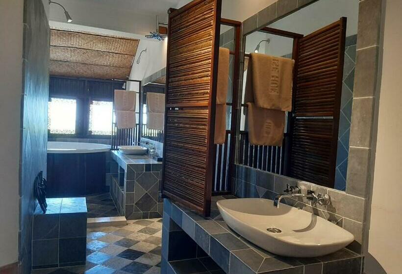 اتاق لوکس با چشم‌انداز دریا, Villa Louise Hue Beach Boutique