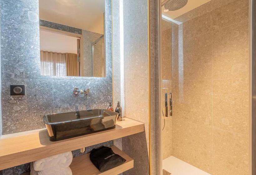 استودیوی لوکس, Yuna Porte Maillot   Apart