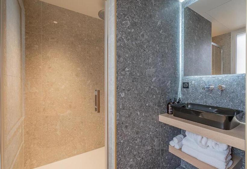 2 Bedroom Premium Apartment, Yuna Porte Maillot   Apart