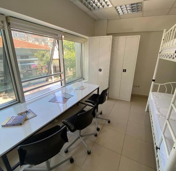 家庭间, Bull Hostel