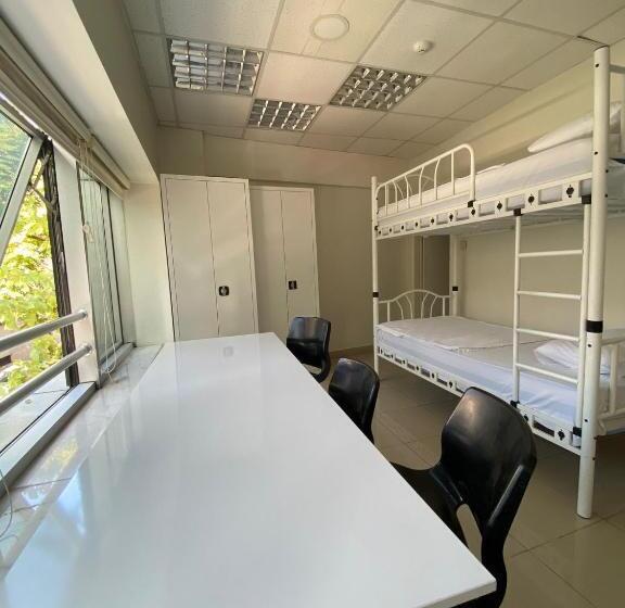 家庭间, Bull Hostel