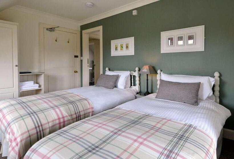 اتاق استاندارد چهار تخته, The Poplars Guest House