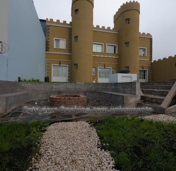 استودیو استاندارد با چشم‌انداز باغ, Mar Del Castle