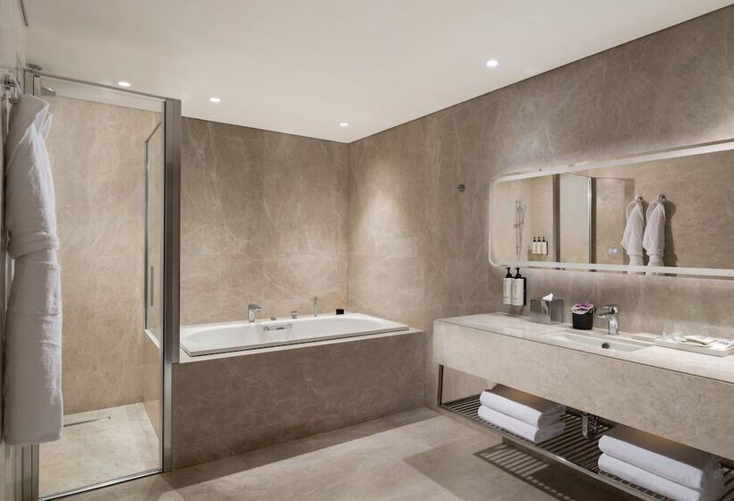 سوئیت با چشم‌انداز, Crowne Plaza Istanbul   Ortakoy Bosphorus, An Ihg
