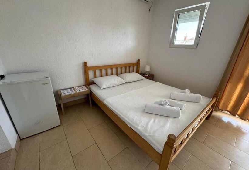 اتاق استاندارد سه تخته با چشم‌انداز استخر, Apartmani Hadžić