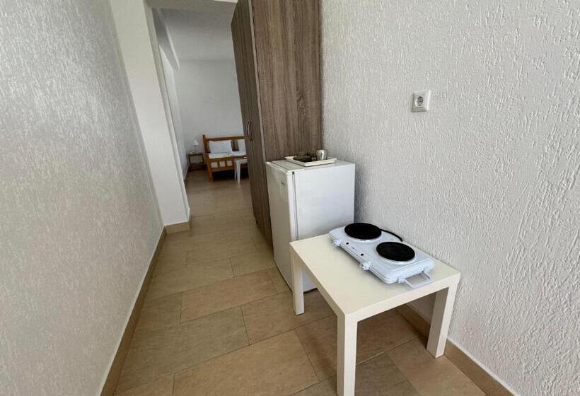 اتاق استاندارد چهارنفره با چشم‌انداز باغ, Apartmani Hadžić