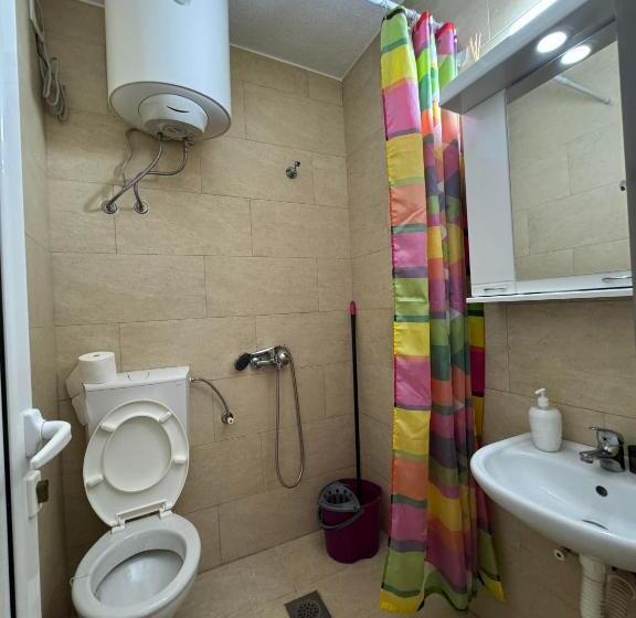 اتاق استاندارد چهارنفره با چشم‌انداز باغ, Apartmani Hadžić