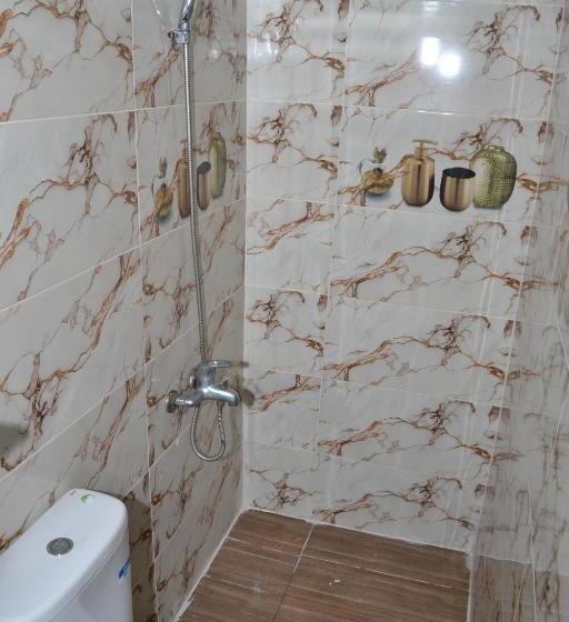 اتاق راحتی سه تخته, Dar Enouiina