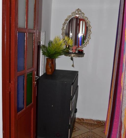 اتاق راحتی سه تخته, Dar Enouiina