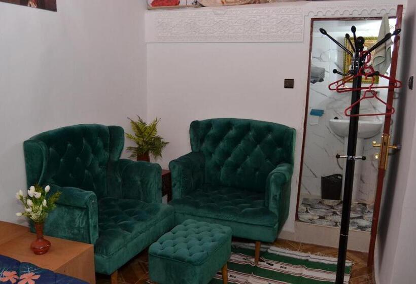 اتاق لوکس, Dar Enouiina