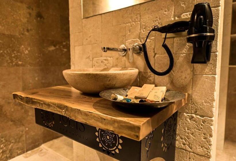 Семейное Студио, Louis Cappadocia