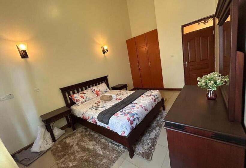 اتاق خانوادگی, Zuri Homes