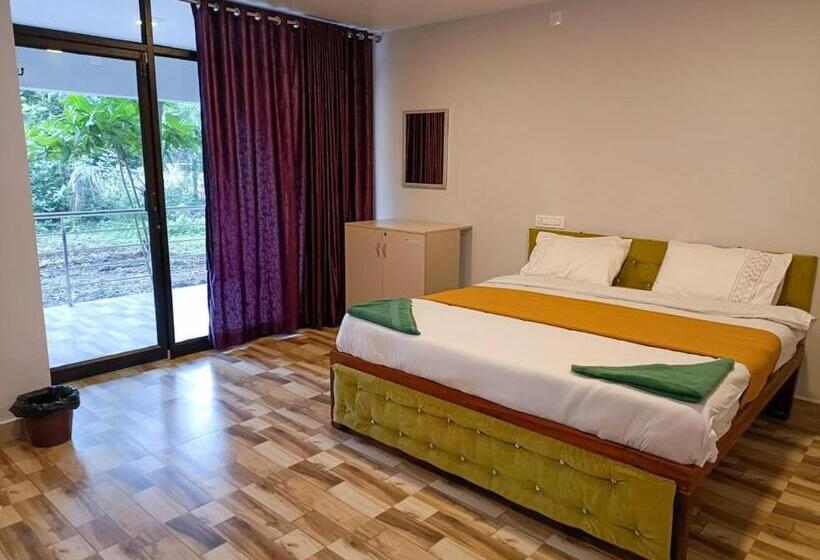 اتاق لوکس با بالکن, Brindavanam Resort