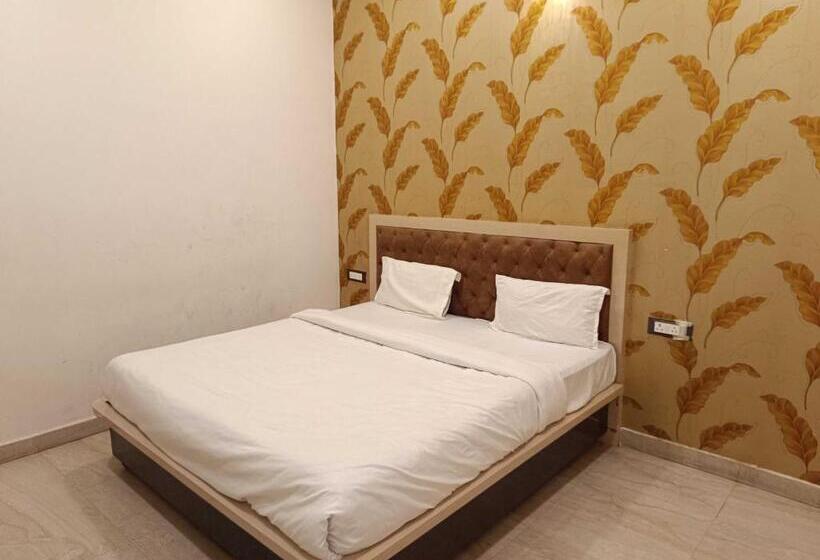 Classic Kolmen Hengen Huone, Oyo Flagship Siddhi Vinayak Guest House