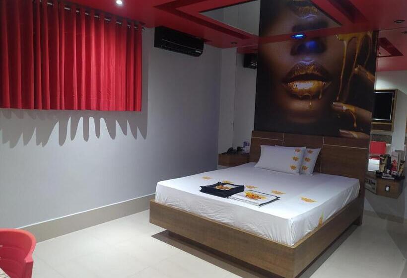 استودیوی لوکس, Motel La Folia