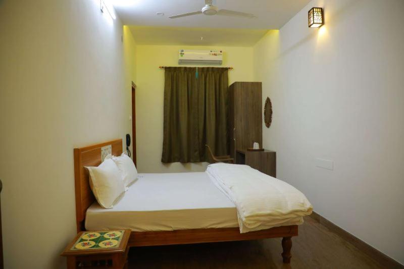 带大床的标准间, Thiraviam Tourist Home Kanniyakumari