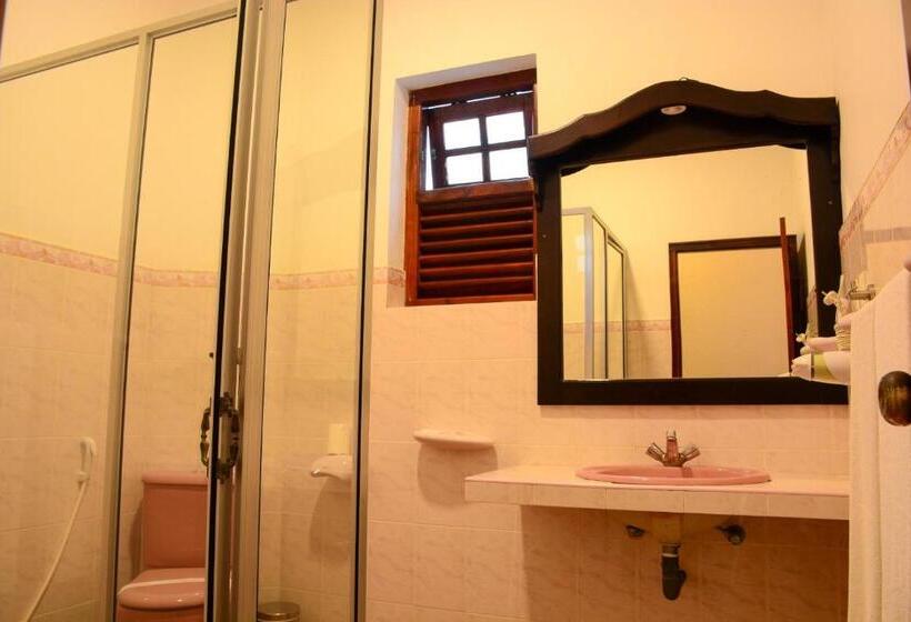 Quarto Estandar, Hikka Bliss