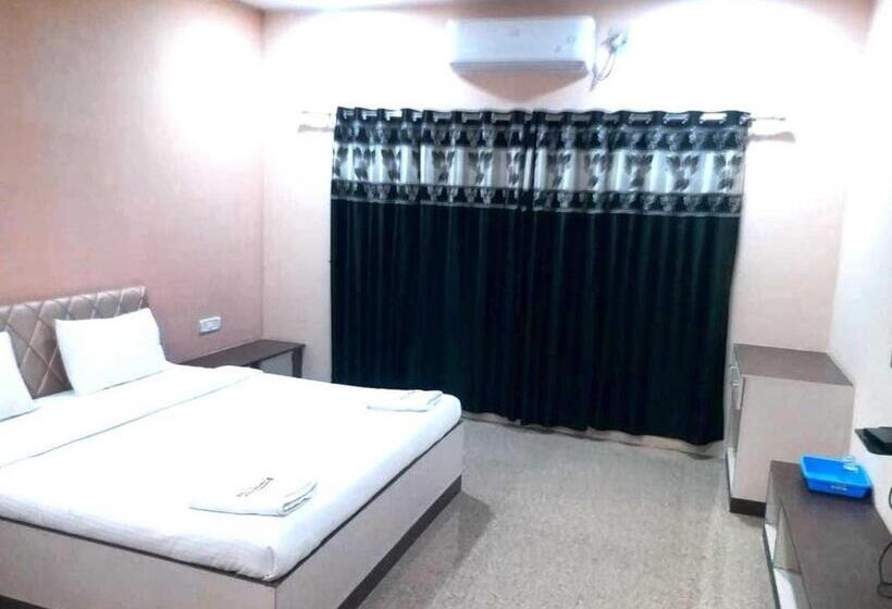 اتاق کلاسیک سه تخته, Oyo Hotel M J Heights
