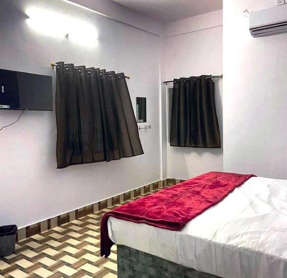 اتاق کلاسیک سه تخته, Oyo Hotel M J Heights