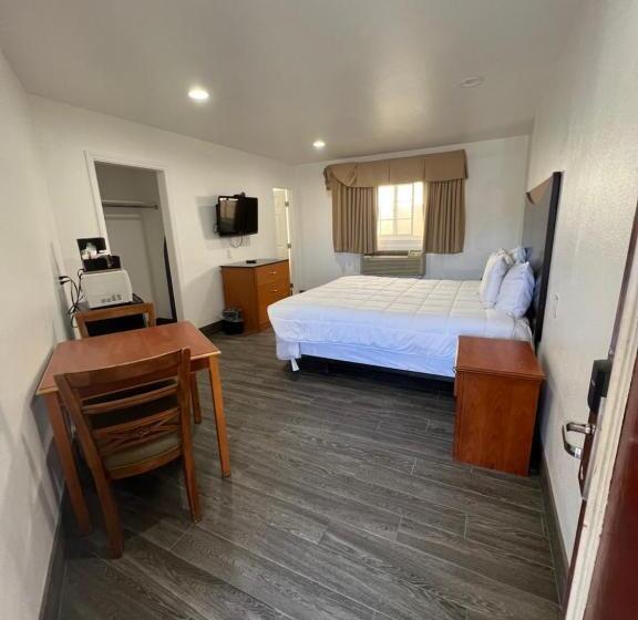 Студия Deluxe, Town And Country Inn