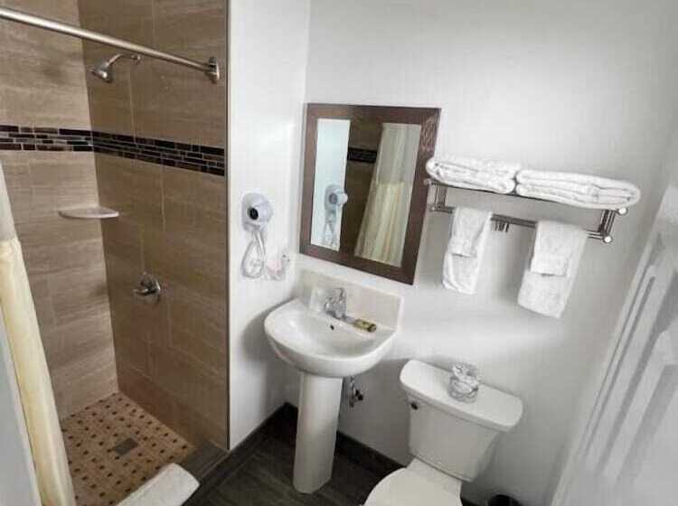 Номер Deluxe, Town And Country Inn