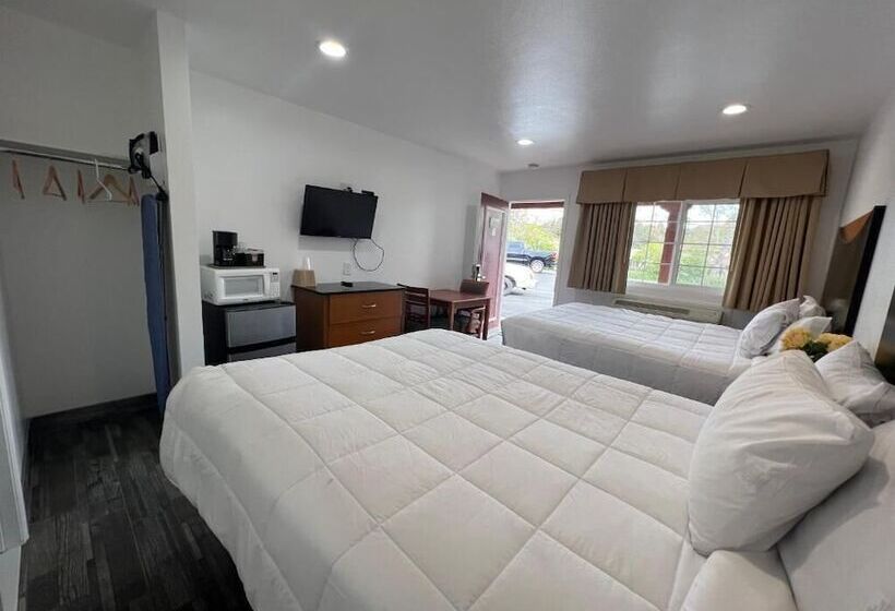 Номер Стандарт 2 Двуспальные Кровати, Town And Country Inn