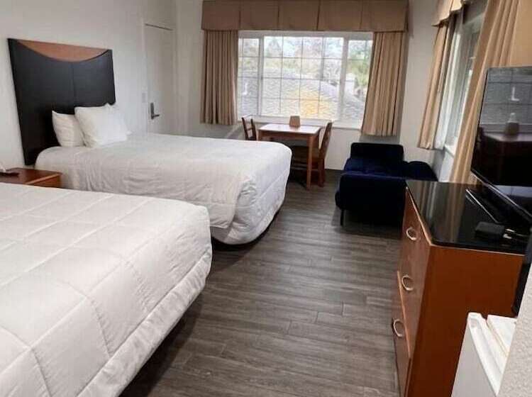 Номер Deluxe, Town And Country Inn