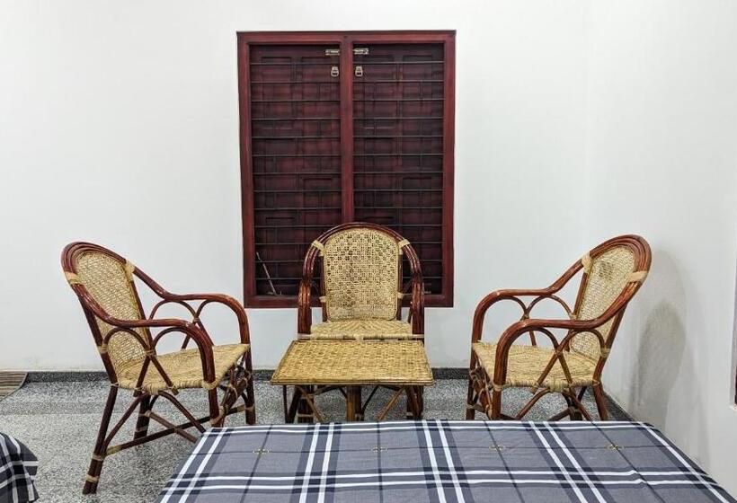 חדר משפחתי, Kathir Guest House