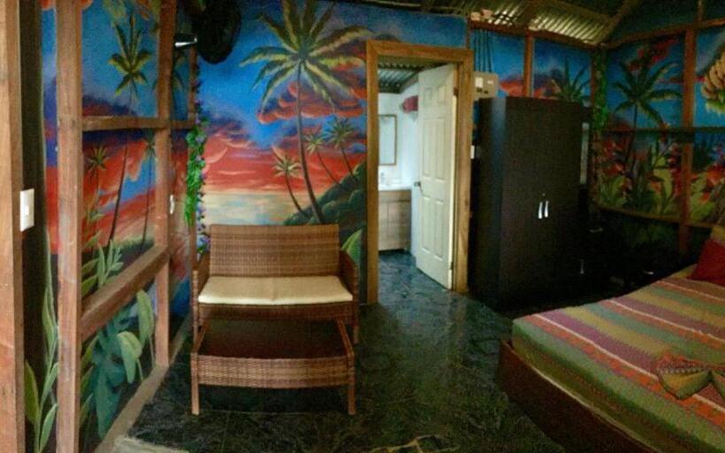 بنگله خانوادگی, Oasis Beachfront Hostel