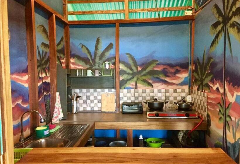 بنگله خانوادگی, Oasis Beachfront Hostel