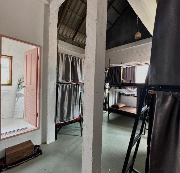 ルームシェアのワンベッド, Seashell Guesthouse, Bar And Tattoos